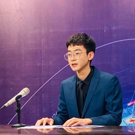 解说员李东平头像